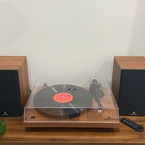 Angels Horn H002 Record Player & Angels Horn H00501 Bluetooth Speakers